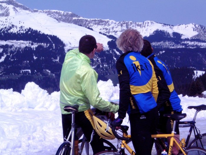 Een groepje fietsers in Xi wielerkleding op de Jouxplan (Frankrijk)